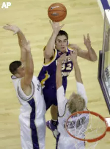 No. 17 Washington Rallies Late to Top UNI in Finale of Basketball Travelers Classic