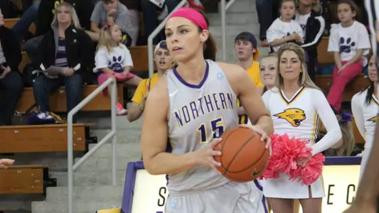 WBB Defeats Evansville 70-57 With Tanya Warren Getting 100th Win