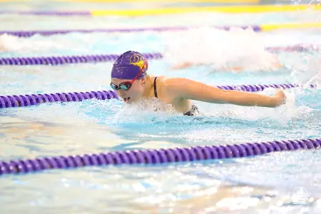 Taylor, Florman Start Strong at UNO Invite Image