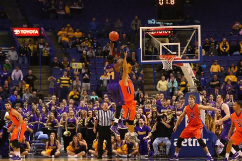 ST. LOUIS, MO - MARCH 6: Wes Washpun #11 of the Northern Iowa Panthers shoots the game-winning basket over D.J. Balentine #31 of the Evansville Aces at the buzzer during the MVC Basketball Tournament final game at the Scottrade Center on March 6, 2016 in St. Louis, Missouri. (Photo by Dilip Vishwanat/Getty Images)