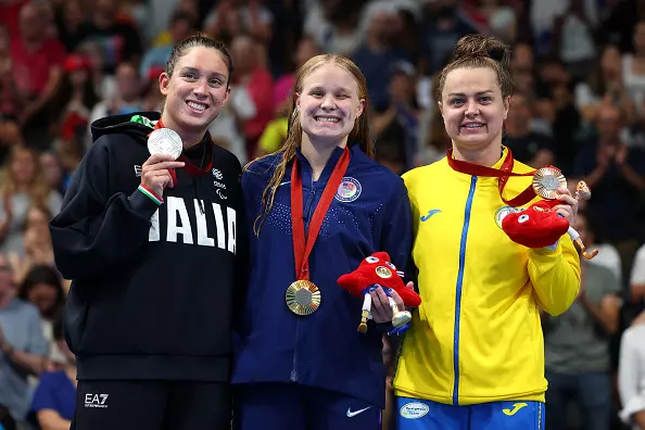 NANTERRE, FRANCE - AUGUST 31: Gold medalist Olivia Chambers of Team United States poses with silver medalist Carlotta Gilli (L) and Team Italy and bronze medalist Anna Stetsenko (R) of Team Ukraine on the podium at the Para Swimming Women's 400m Freestyle - S13 Medal Ceremony on day three of the Paris 2024 Summer Paralympic Games at Paris La Defense Arena on August 31, 2024 in Nanterre, France. (Photo by Alex Davidson/Getty Images)