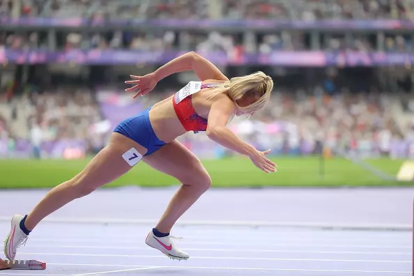PARIS, FRANCE - SEPTEMBER 7: Erin Kerkhoff of Team USA pushes out of the start block during the Women´s 400m T13 Final on day ten of the Paris 2024 Summer Paralympic Games at Stade de France on September 7, 2024 in Paris, France. (Photo by Marcus Hartmann/Getty Images)