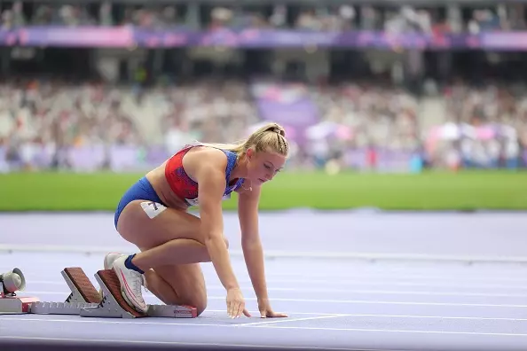 PARIS, FRANCE - SEPTEMBER 7: Erin Kerkhoff of Team USA prepares for the start in the Women´s 400m T13 Final on day ten of the Paris 2024 Summer Paralympic Games at Stade de France on September 7, 2024 in Paris, France. (Photo by Marcus Hartmann/Getty Images)