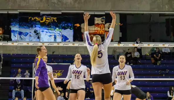 UNI volleyball sweeps Valparaiso to earn ninth straight win