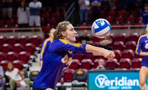 UNI volleyball storms back to top Loyola-Chicago in five sets Image
