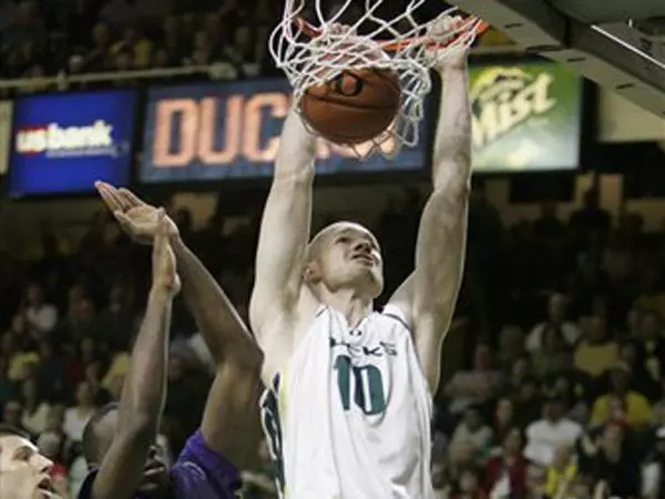 Leunen, Taylor Honored at Basketball Banquet