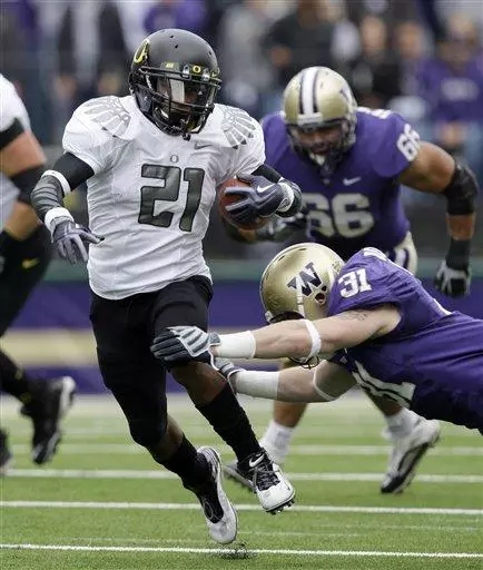 Oregon's LaMichael James (21) rushes as
