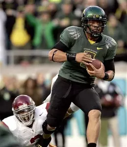Oregon quarterback Jeremiah Masoli breaks away from Southern Caifornia defender.