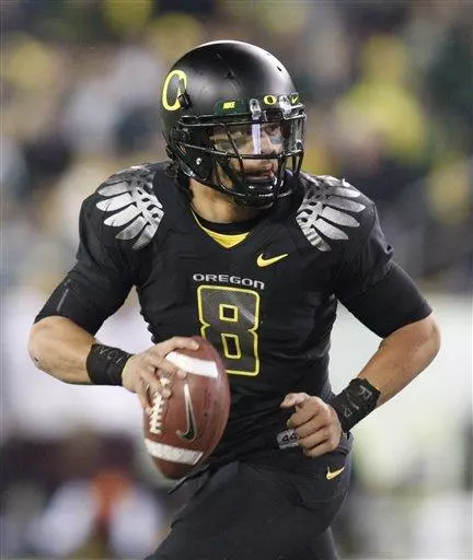 Oregon's Jeremiah Masoliu (8) looks down