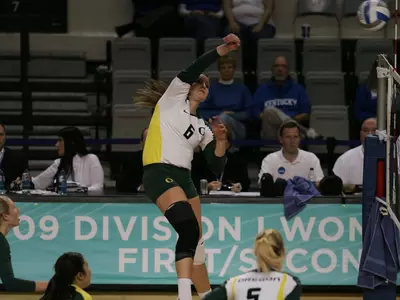 Sonja Newcombe, 2009 Oregon Volleyball Photo by Geoff Thurner, Copyright 2009.