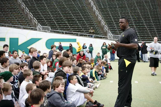 Oregon Football Player Organizes Clinic