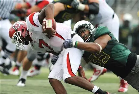 Oregon's Spencer Paysinger (35) pulls