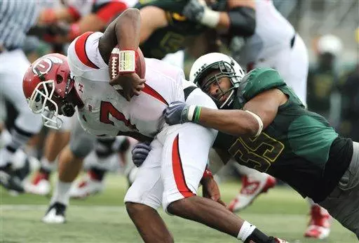 Oregon's Spencer Paysinger (35) pulls