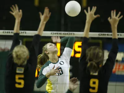 Heather Meyers, 2009 Oregon Volleyball -Photo by Eric Evans, Copyright 2009.