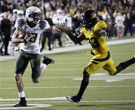 Oregon wide receiver Jeff Maehl (23) scores against Cal's cornerback