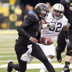 Oregon quarterback Darron Thomas (1) breaks away for a touchdown vs. Washington