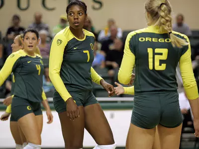 Ariana Williams, 2010 Oregon Volleyball Photo by Geoff Thurner, Copyright 2010