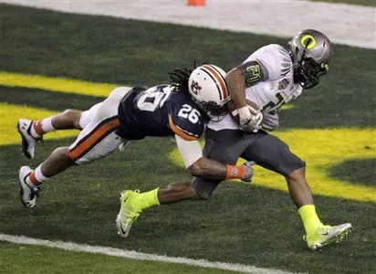 Oregon's LaMichael James (21) scores a touchdown