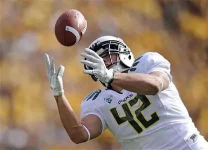 Oregon tight end David Paulson catches a touchdown pass against Colorado