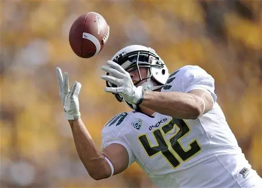 Oregon tight end David Paulson catches a touchdown pass against Colorado