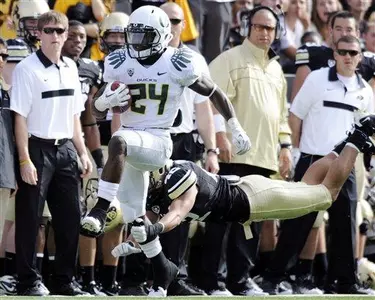 Oregon running back Kenjon Barner slips past Colorado linebacker for a touchdown