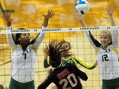 Katherine Fischer, Ariana Williams, 2011 Oregon Volleyball, Photo by Eric Evans