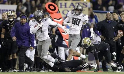 Josh Huff (1) gains yardage as Lavasier Tuinei (80) blocks