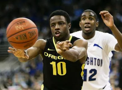 Oregon's Johnathan Loyd (10) passes the