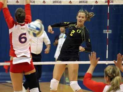 Alaina Bergsma, 2011 Oregon Volleyball Photo by Geoff Thurner, Copyright 2011.
