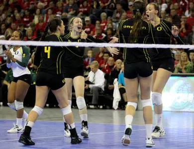 Katherine Fischer, Alaina Bergsma, Lauren Plum, Copyright Geoff Thurner