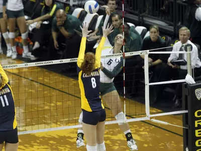 Liz Brenner, Oregon Volleyball 2011-12, Photo by Geoff Thurner, Copyright 2011
