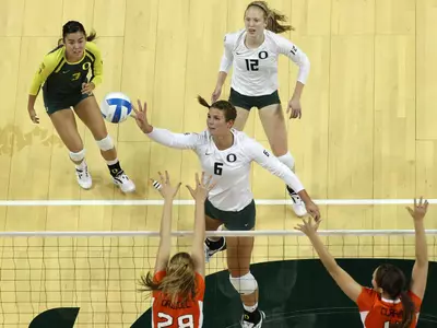 Liz Brenner, Oregon Volleyball 2012. Copyright Eric Evans.