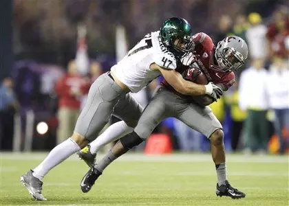 Oregon's Kiko Alonso, left, tackles