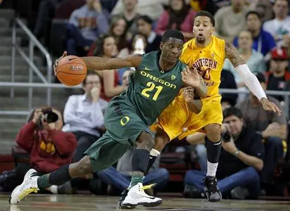 Oregon's Damyean Dotson, left, is