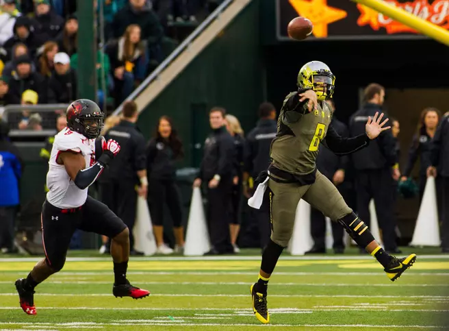 Mariota's arm keeps Ducks going until second-half surge