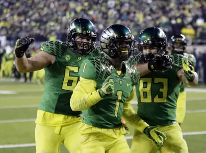 Oregon receiver Josh Huff, middle,