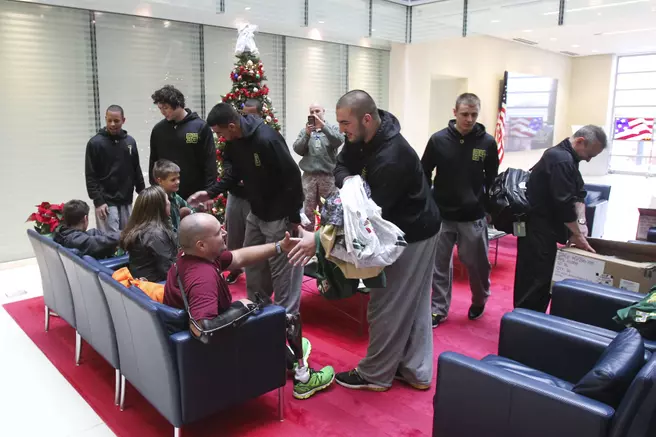 Wounded warriors inspire Ducks on trip to rehab facility