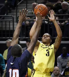 Oregon's Joseph Young shots a