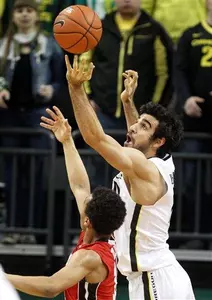 Oregon's Arsalan Kazemi, right, reaches
