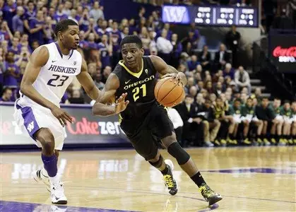 Oregon's Damyean Dotson (21) drives