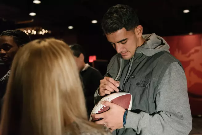 Mariota Joins LaMichael James As Unanimous All-Americans From Oregon