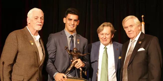 Mariota Collects Johnny Unitas Golden Arm Award Before Heading to NYC Saturday