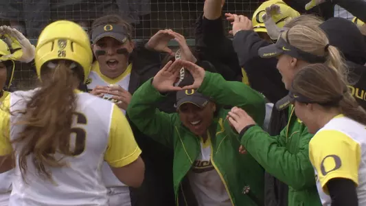 Ducks softball sweeps doubleheader over Washington