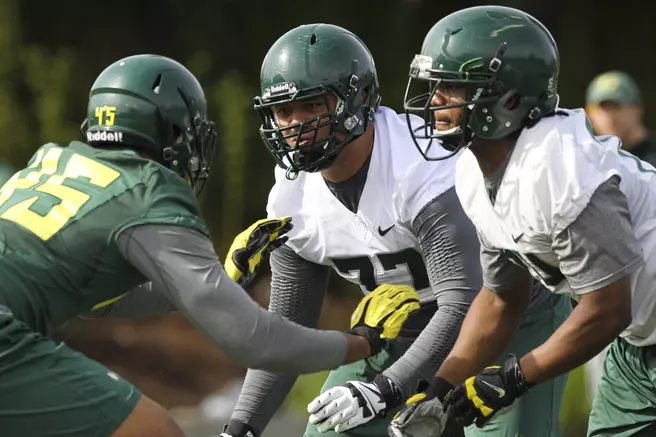 Newcomers off and running in UO spring football practice