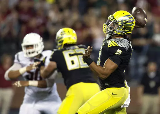 Oregon quarterback Marcus Mariota (8)
