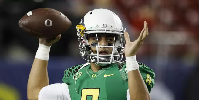 Manning Award Latest of Mariota's Unprecedented Postseason Accolades