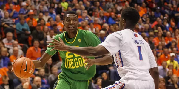 Oregon's Chris Boucher, left, moves the