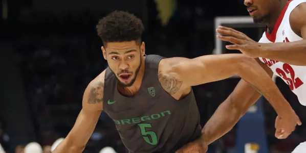 Oregon guard Tyler Dorsey (5) gets