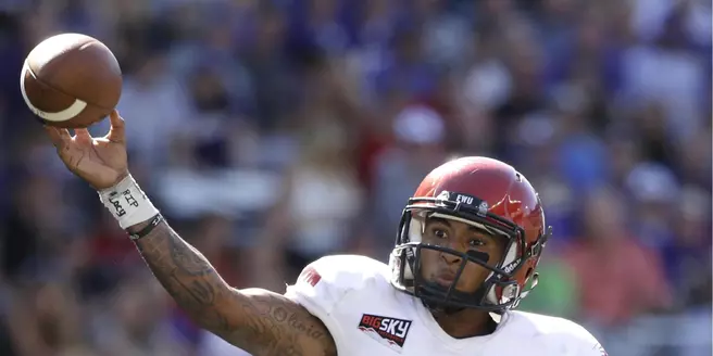 QB Adams Signs Paperwork with Ducks