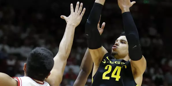 Oregon forward Dillon Brooks, right,